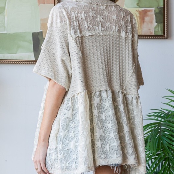 Oli & Hali Cream Star Jacquard Pockets Loose Fit Short Sleeve Top - Picture 4 of 6